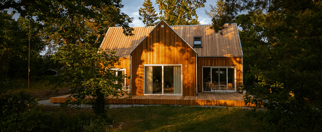 Maison en bois entourée d'arbres