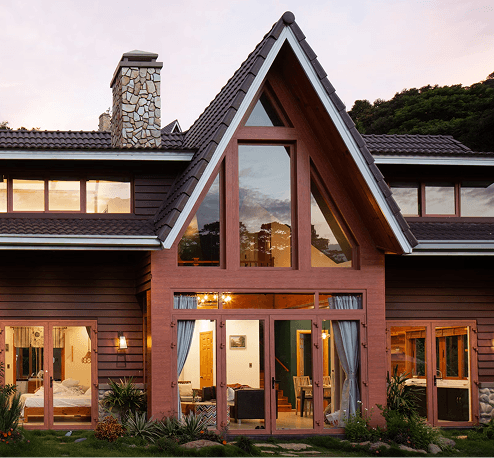 Chalet en bois avec une grande baie vitrée